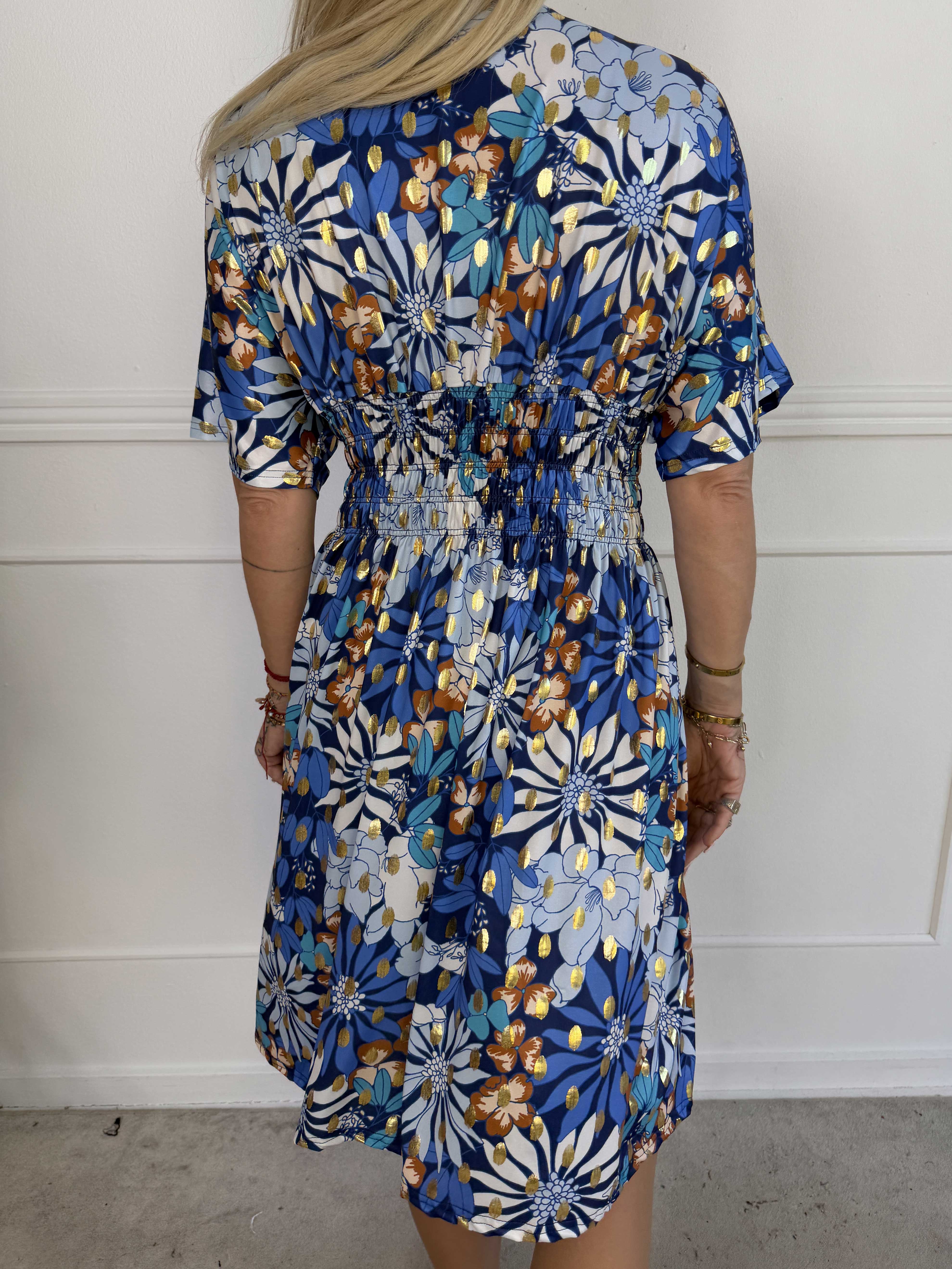 Pams Bloomfall Short - Elastisk kjole med blomstermotiver og guld dutter